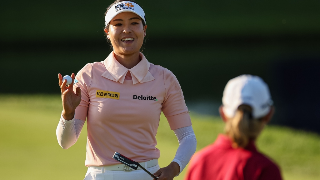 In Gee Chun continues to crush field, leads by six