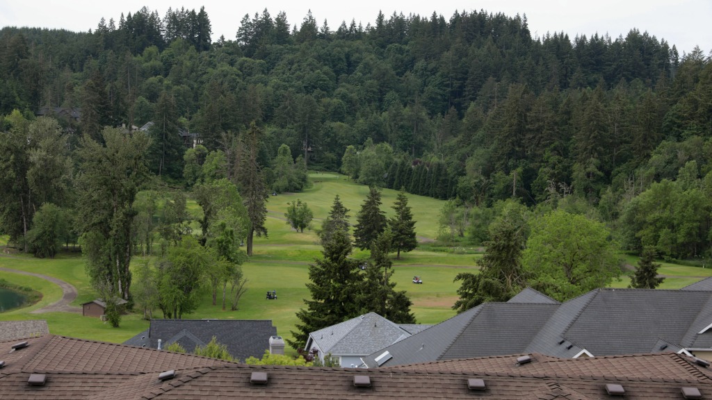 Oregon neighbors vote against plan to support golf club