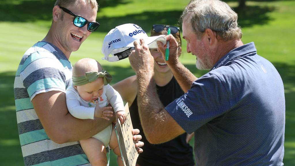 Senior Players champion Jerry Kelly meets 5-month old baby at course