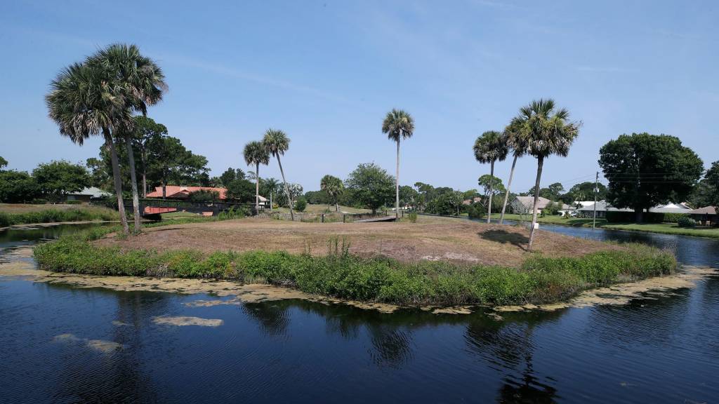 Two Florida golf courses could be restored — if residents pay up