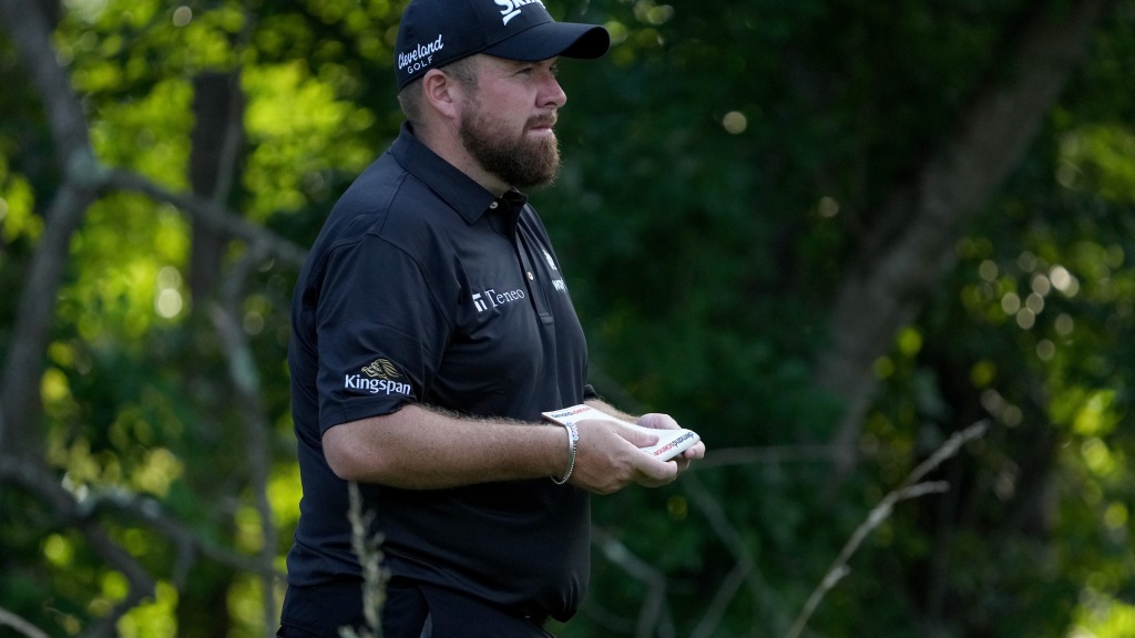 Shane Lowry makes cut on number, flies back to Wyndham Championship