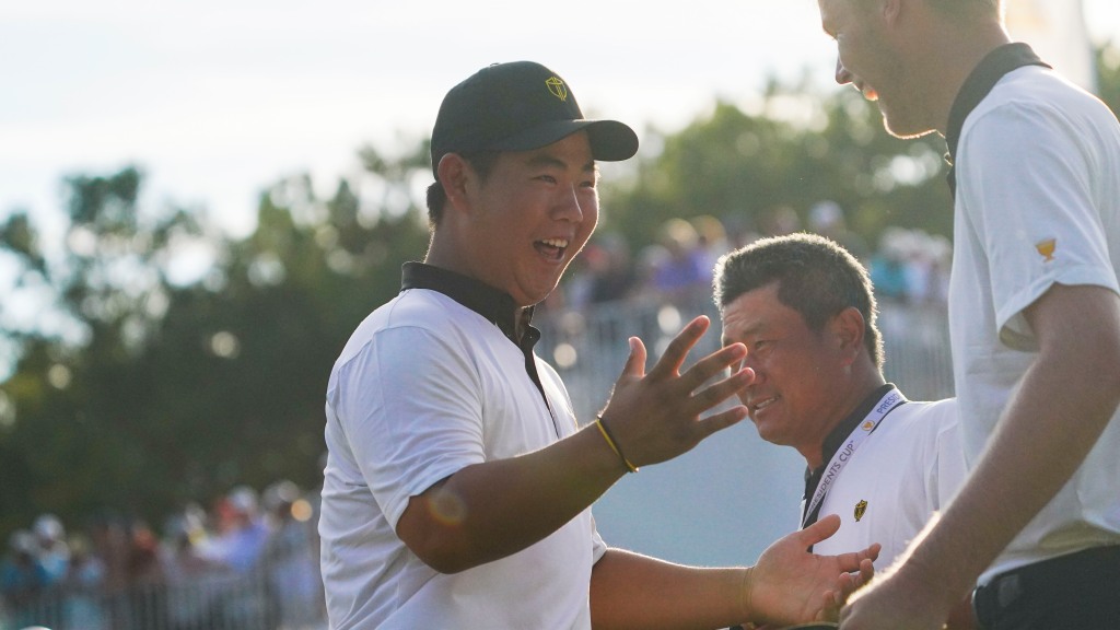 Tom Kim rips his pants before Friday four-ball