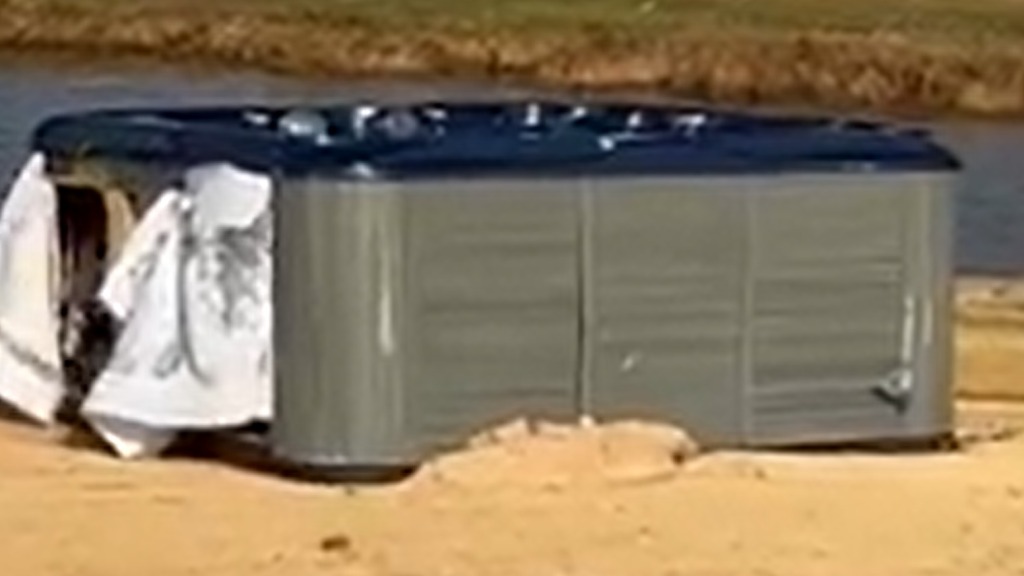 Hot tub on 18th green of Sanibel’s Dunes Golf Club