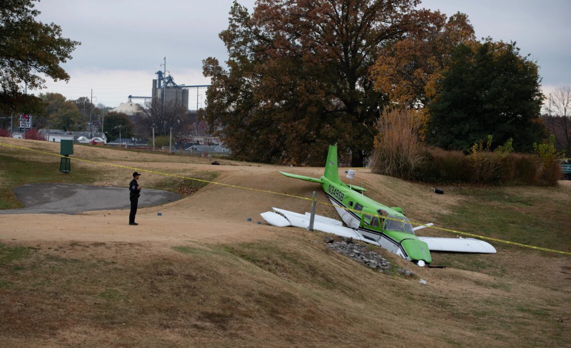 Plane crashes on Indiana golf course while teens watch