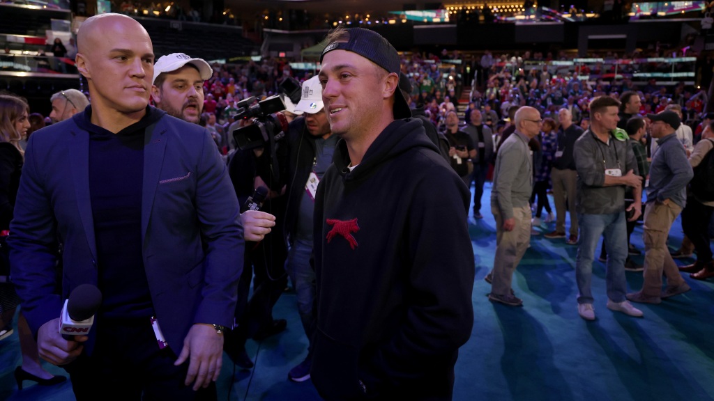 Justin Thomas goes to Super Bowl media day, ask questions