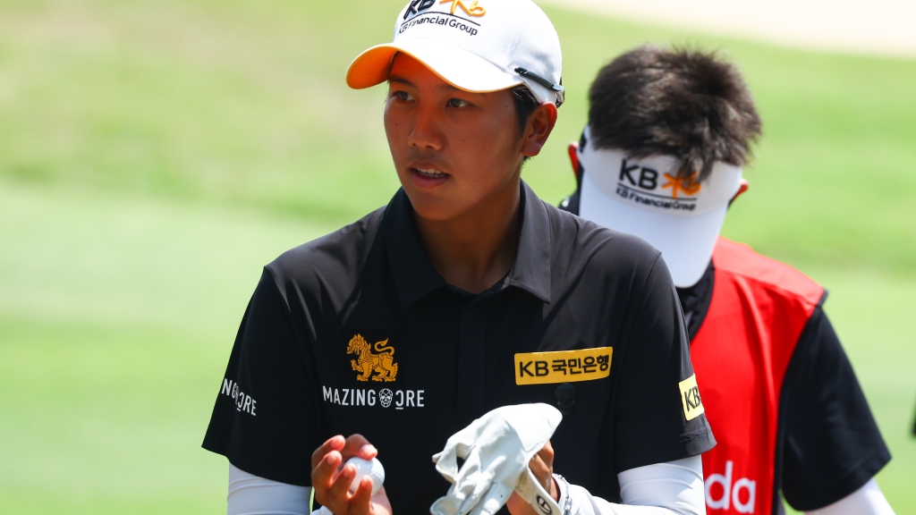 Natthakritta Vongtaveelap leads with 18 to play
