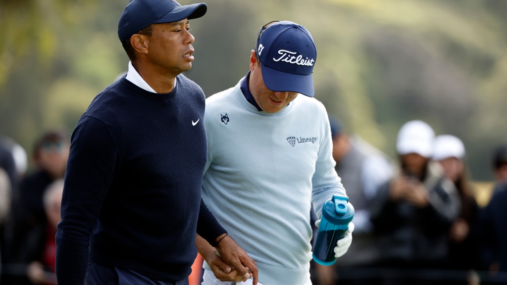 Tiger Woods gives Justin Thomas a tampon after outdriving him