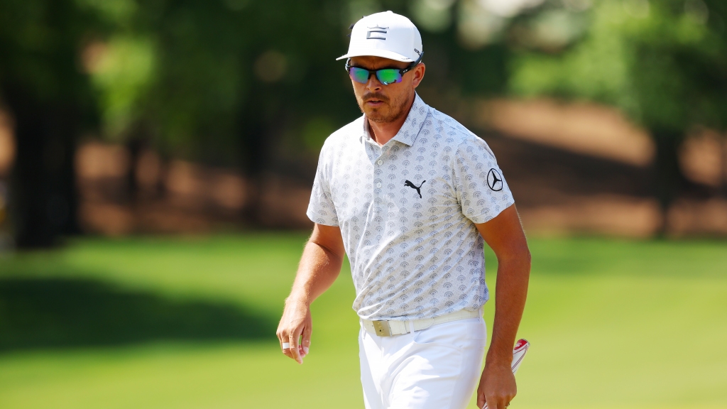 Rickie Fowler picks up snake with club