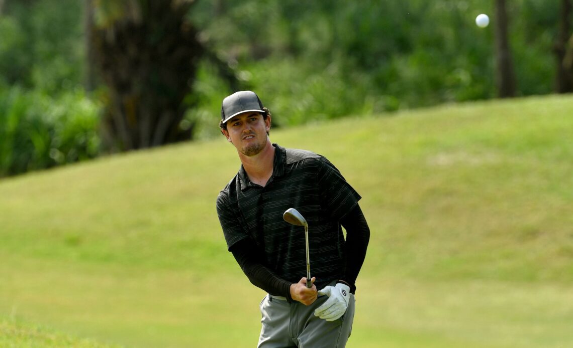 Austen Truslow in the one-handed chipper at the US Open