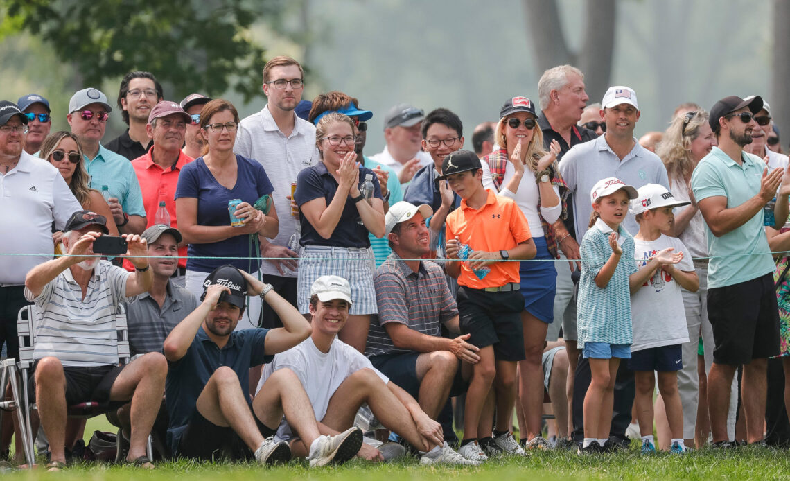 Detroit golf fans turn out despite poor air quality, smoke