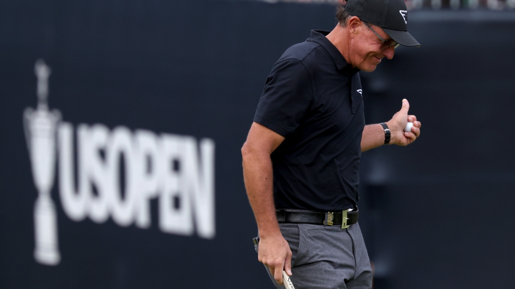 Phil Mickelson heckled at U.S. Open by man in sombrero