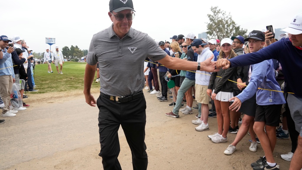 Phil Mickelson, once US Open darling, heckled on birthday, misses cut