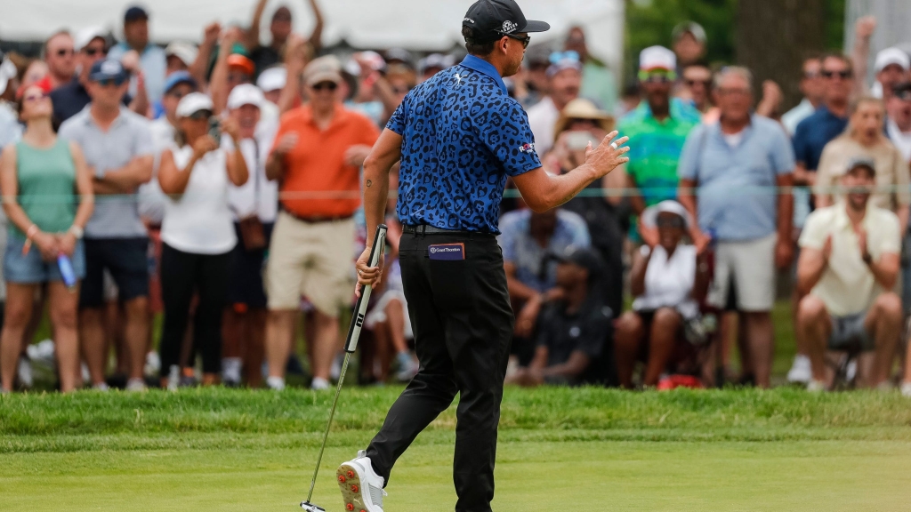 Rickie Fowler holds one-shot lead