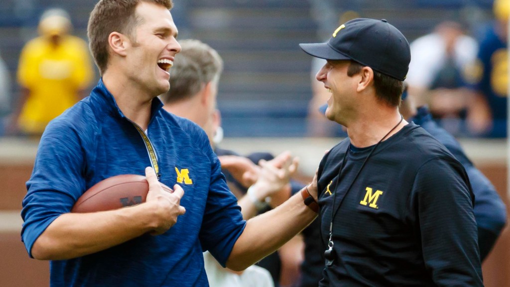 Fan pays more than $150,000 to play golf with Tom Brady, Jim Harbaugh