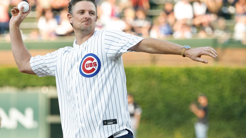 Justin Rose throws out first pitch at Cubs game