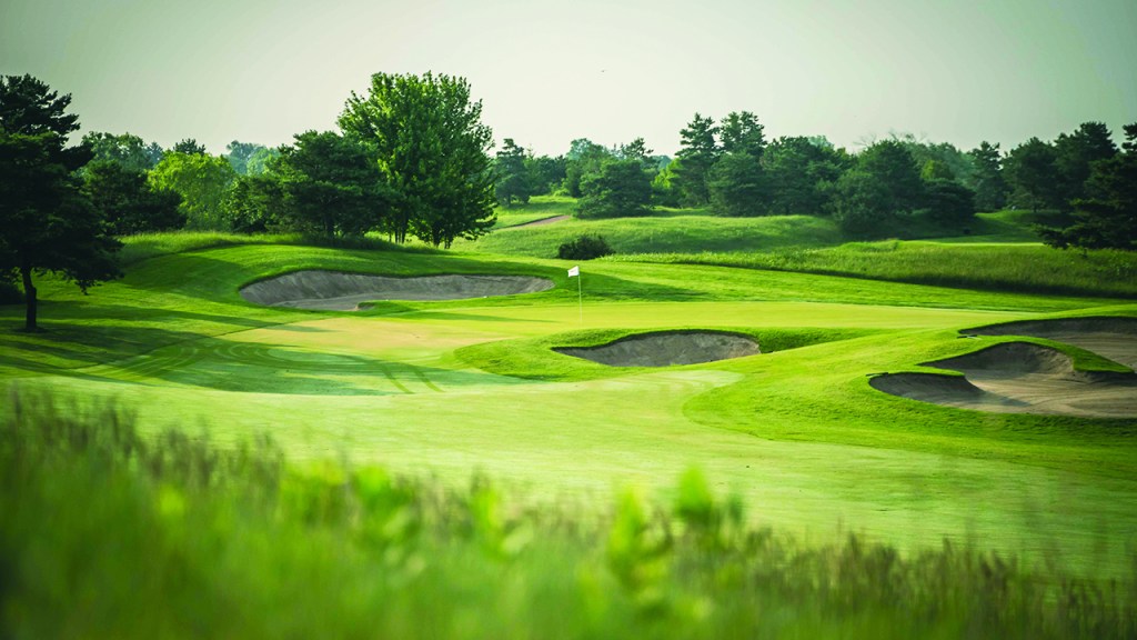 Golf photographer breaks world record for most rounds, aiming for 500