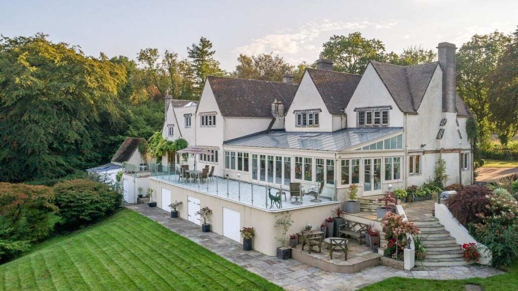 Former James Bond home on prestigious golf course on sale for $2.284M