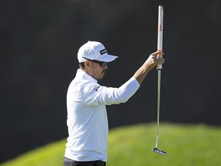 Rickie Fowler using the plumb bob putting method
