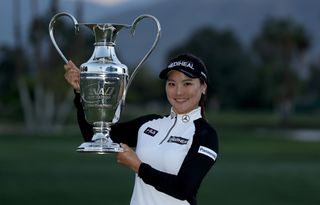 So Yeon Ryu holds the ANA Inspiration trophy in 2017
