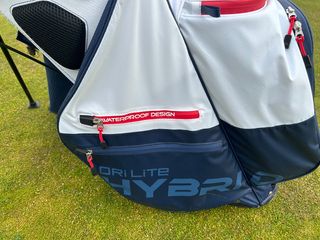 As for the 14-ways divider, I’m not a fan – it’s just not a feature that I like in general. I don’t mind clubs rattling around a touch. I actually find fishing around for the club you want a bit of a faff when they have their own sleeves. However, if you’re used to this feature, and you like how each club can be arranged in its own home, then the way this 14-way divider has been built is perfectly fine.