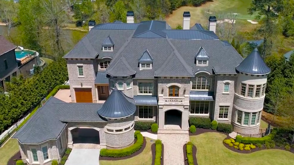Georgia golf course home has view of 18th green