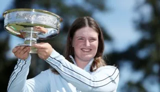 Lottie Woad holds the Augusta National Women's Amateur trophy