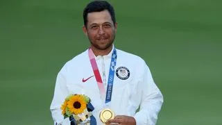 Xander Schauffele with the gold medal at the 2020 Olympic Games in Tokyo