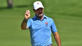 Rory Sabbatini reacts after putting on the 18th at the Olympics