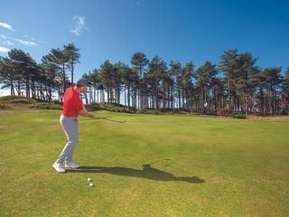 John Howells demonstrating a chip shot from just off the green