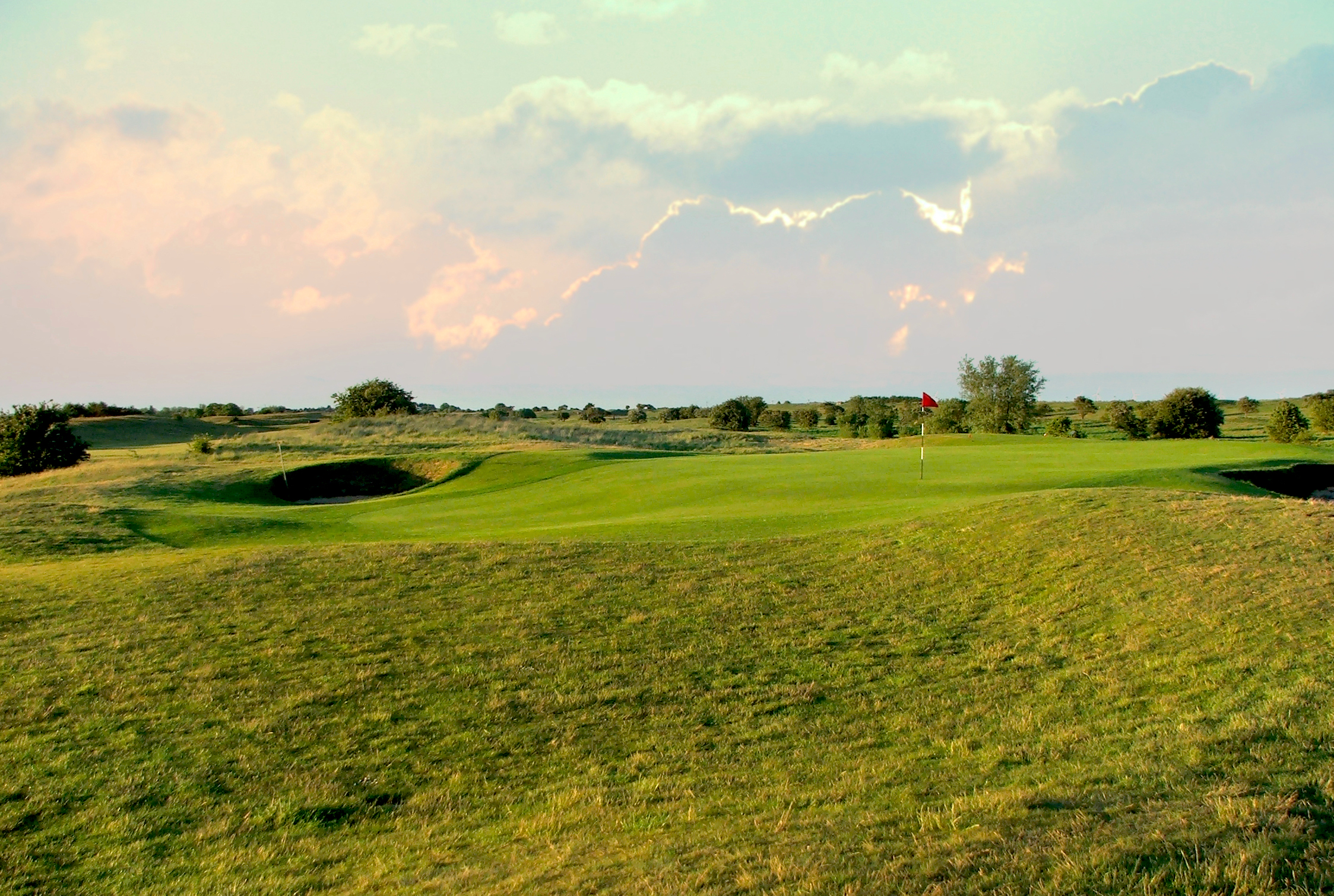 A green set on top of a ridge at Seacroft Golf Club