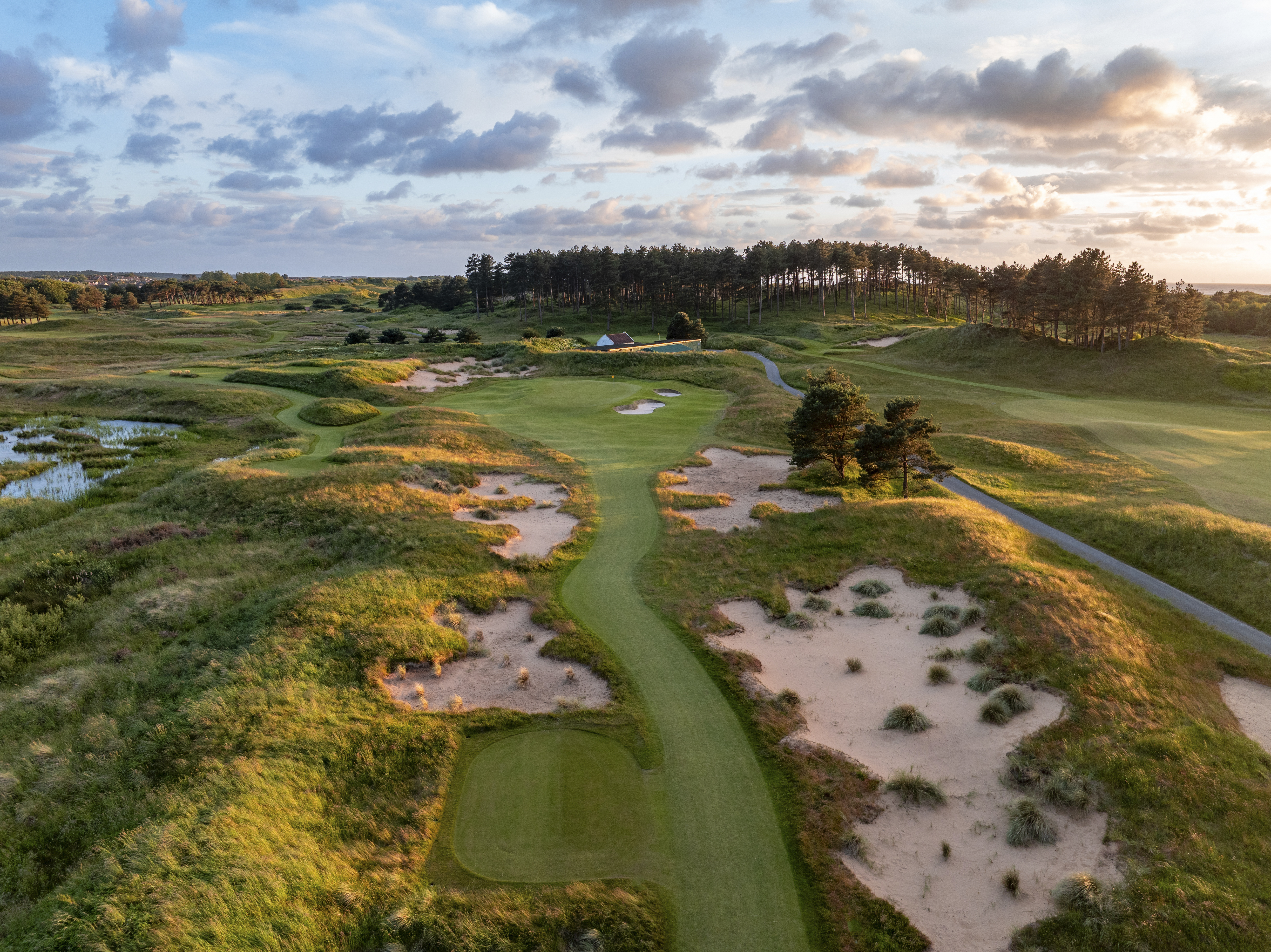 The par-3 4th hole at Hillside Golf Club