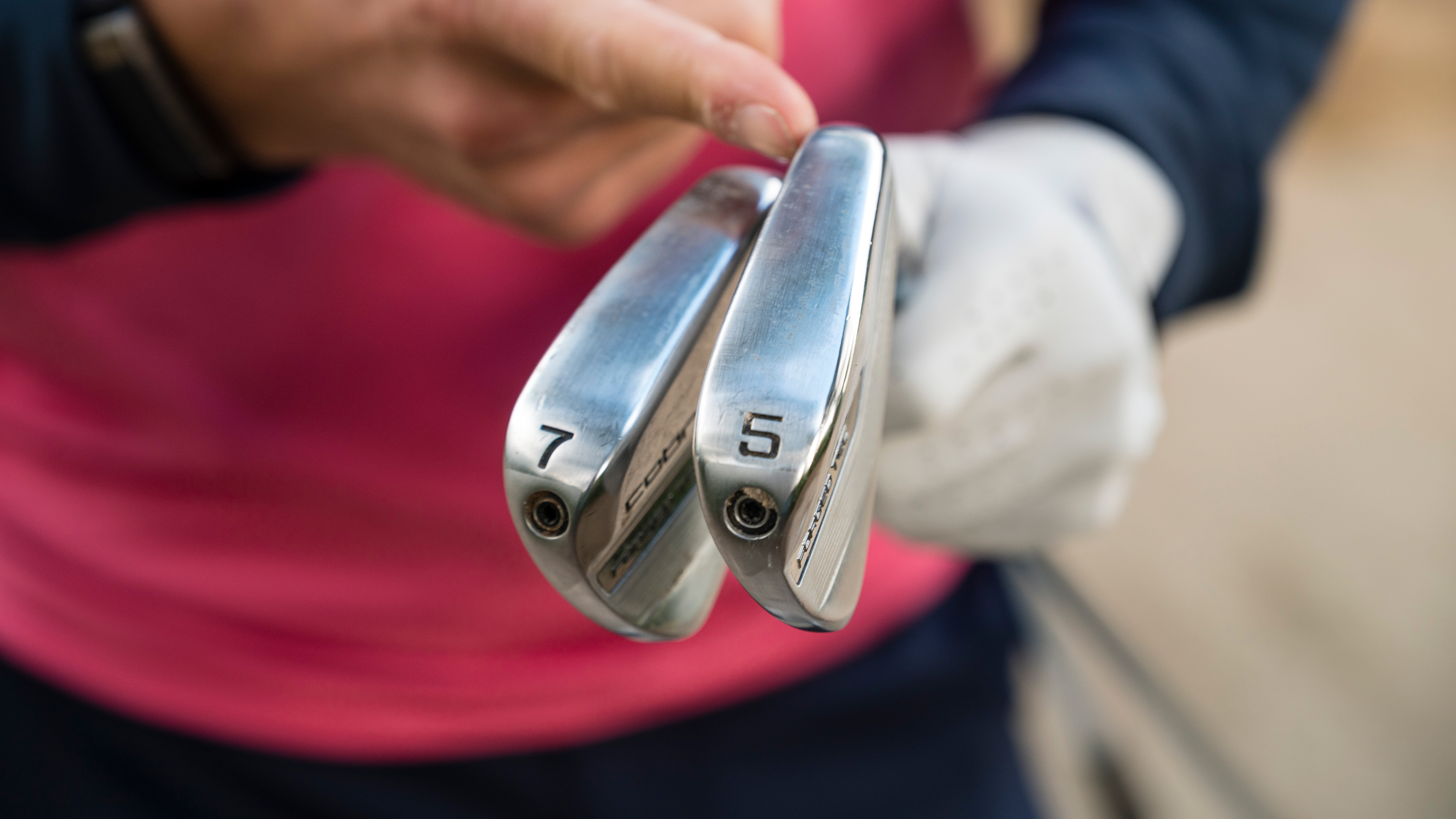 PGA pro Alex Elliott pointing at his 5- and 7-iron